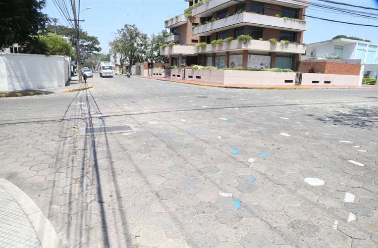 Las losetas que fueron recolocadas en la René Moreno. Foto: Fuad Landívar