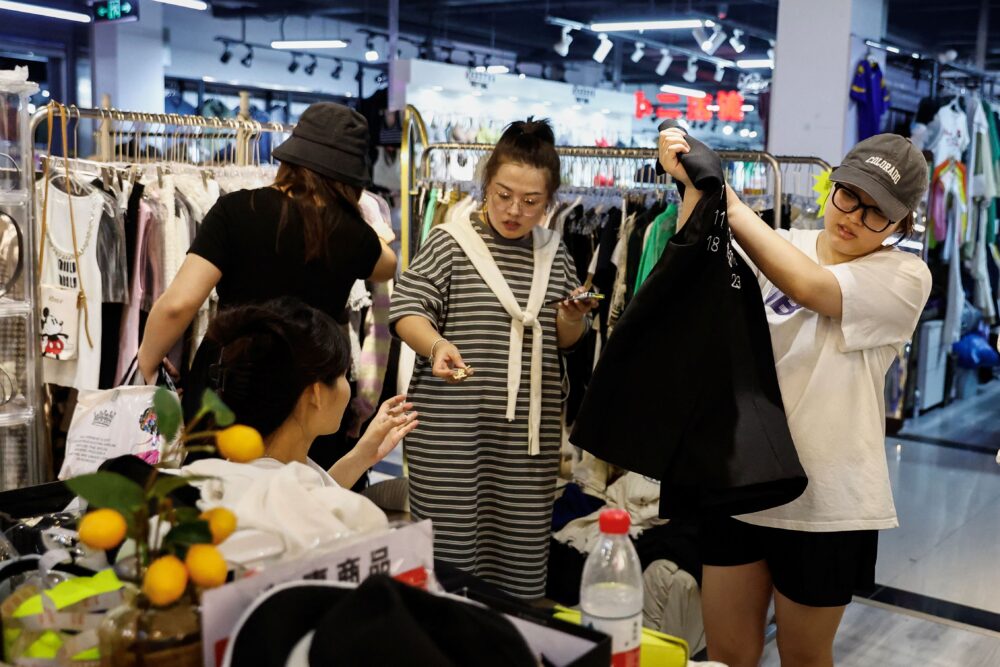 Clientes en una tienda de ropa en Beijing (Reuters)