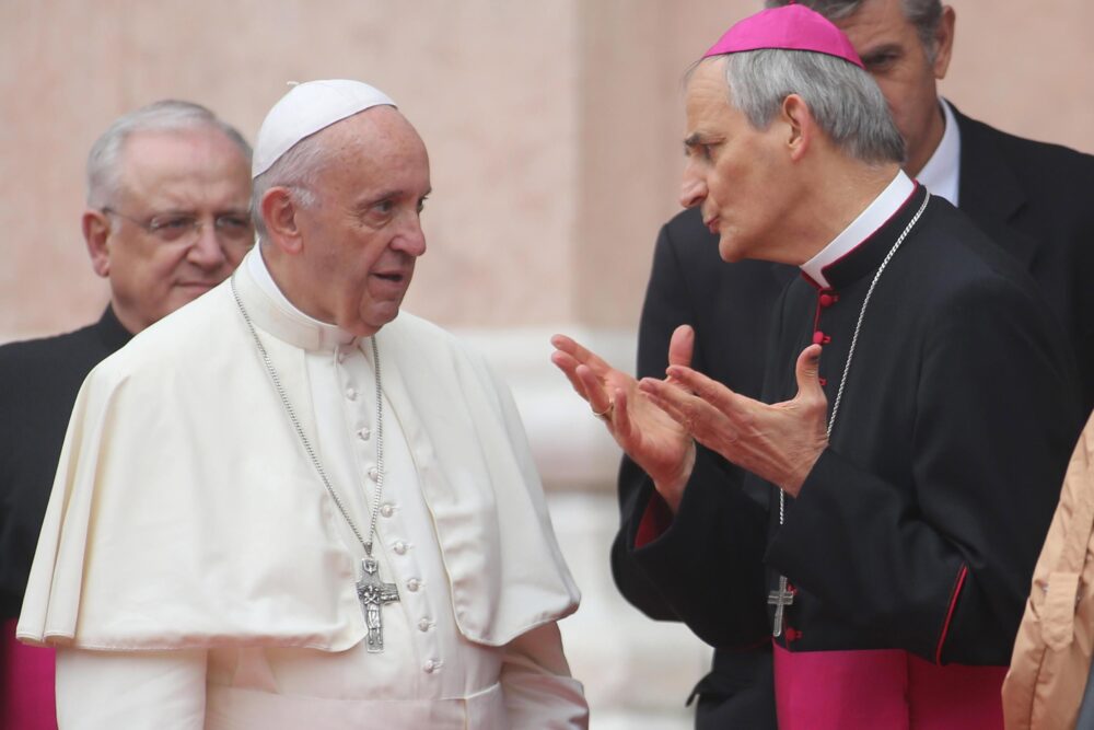 Francisco y el cardenal Matteo Zuppi (EFE)