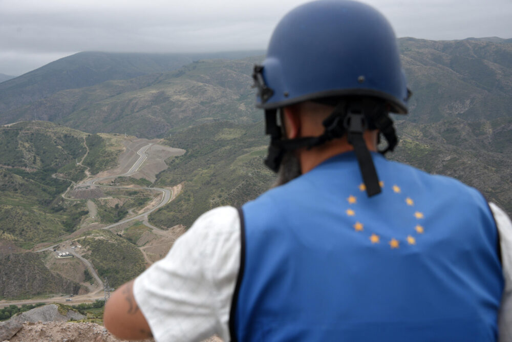 Un observador de la Unión Europea mira en dirección al corredor de Lachín, en la región de Nagorno-Karabaj, disputada por Armenia y Azerbaiyán, el 30 de julio de 2023