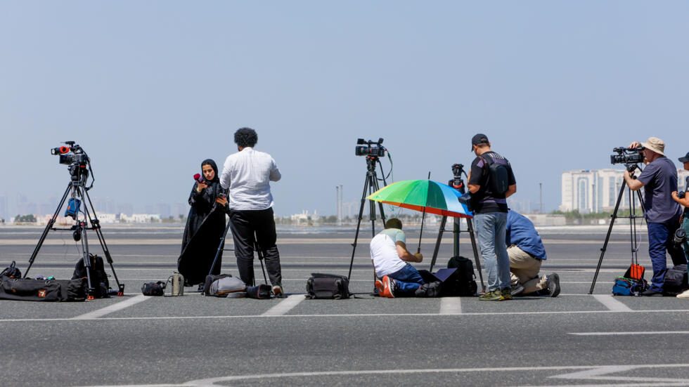 La prensa espera el aterrizaje de un avión catarí en el que viajan cinco ciudadanos estadounidenses liberados por Irán, el 18 de septiembre de 2023 en el aeropuerto internacional de Doha