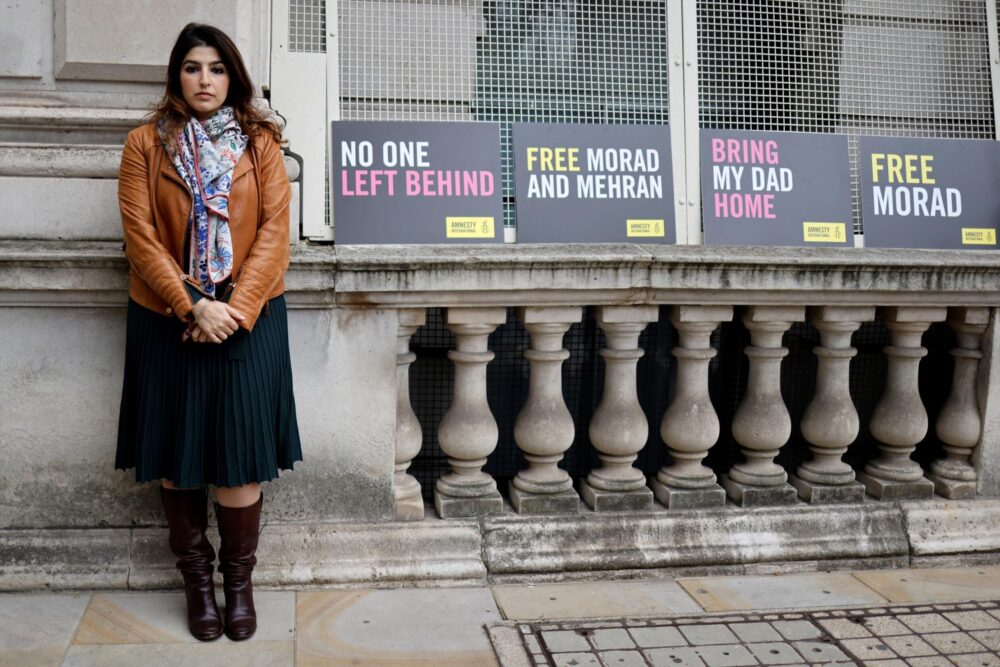 Roxanne Tahbaz, hija del ambientalista Morad Tahbaz, detenido en Irán, pide la liberación de su padre, el 13 de abril de 2022 en Londres