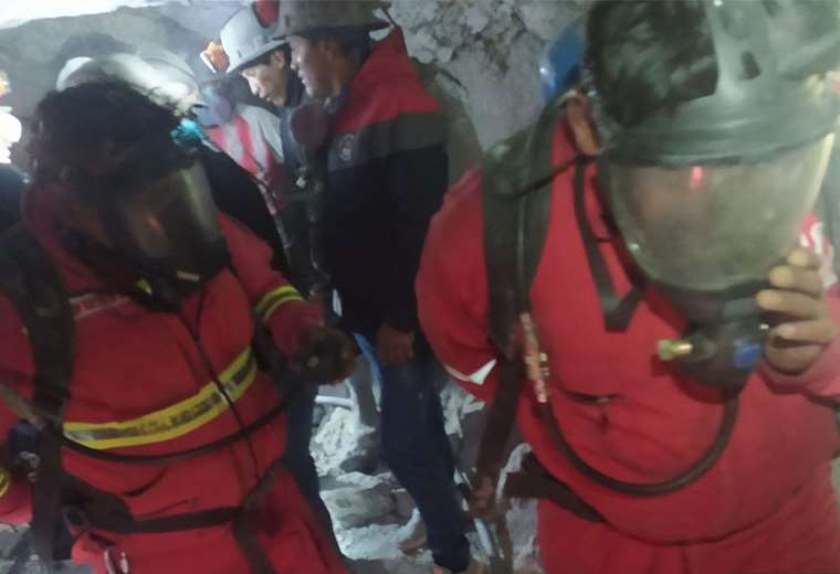 Bomberos rescatan con vida a siete mineros que estaban atrapados en una mina de Potosí | El Deber