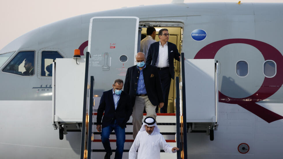 Los ciudadanos estadounidenses Siamak Namazi, Emad Sharqi y Morad Tahbaz desembarcan de un avión qatarí a su llegada al aeropuerto de Doha.