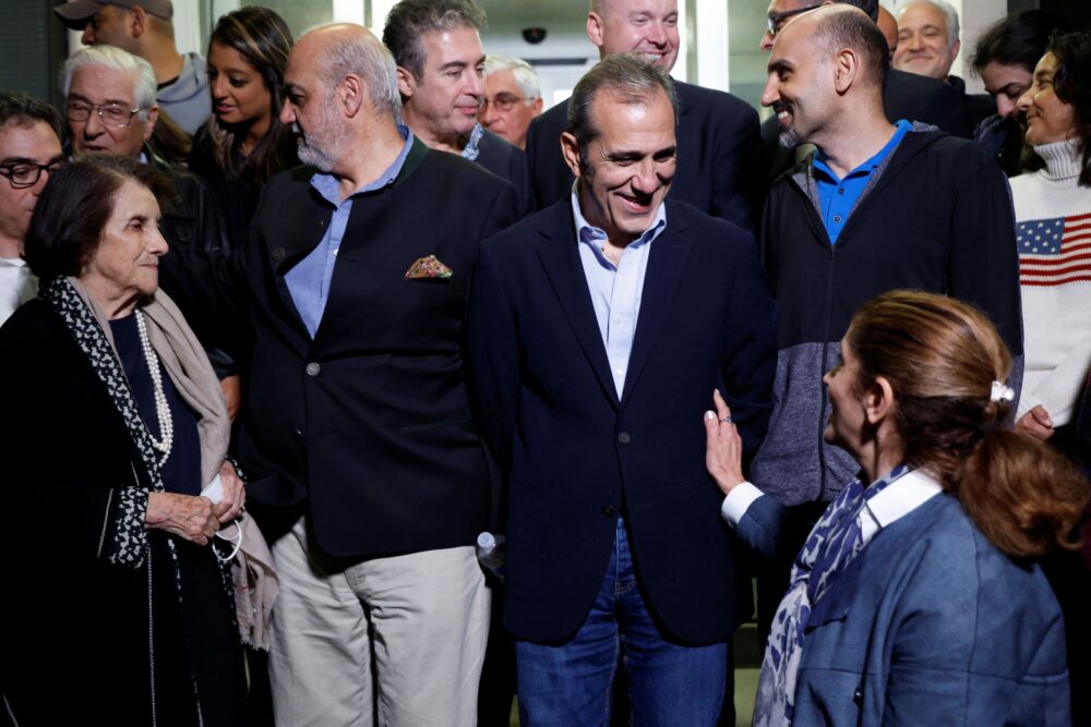 Siamak Namazi, Morad Tahbaz y Emad Shargi aterrizaron en el Davison Army Airfield de Fort Belvoir, Virginia, junto a los otros dos liberados cuyos nombres no se han difundido (REUTERS/Jonathan Ernst)