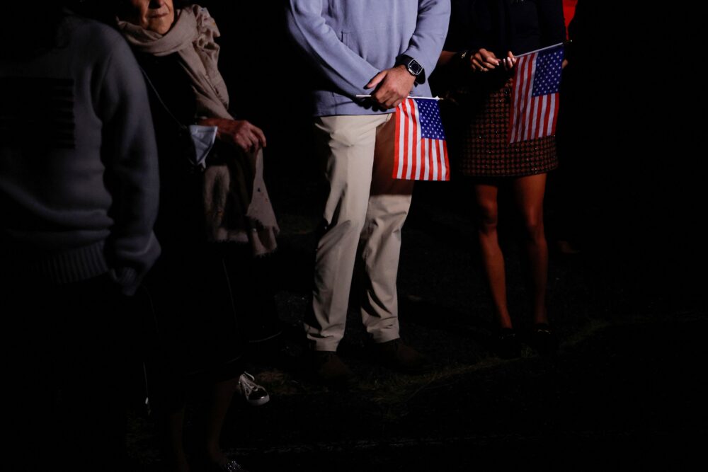 Familiares con banderas estadounidenses esperan para saludar a los detenidos estadounidenses liberados en un acuerdo de canje de prisioneros entre EE.UU. e Irán a su llegada al aeródromo del Ejército de Davison en Fort Belvoir, Virginia, EE.UU., 19 de septiembre de 2023. REUTERS/Jonathan Ernst/Pool