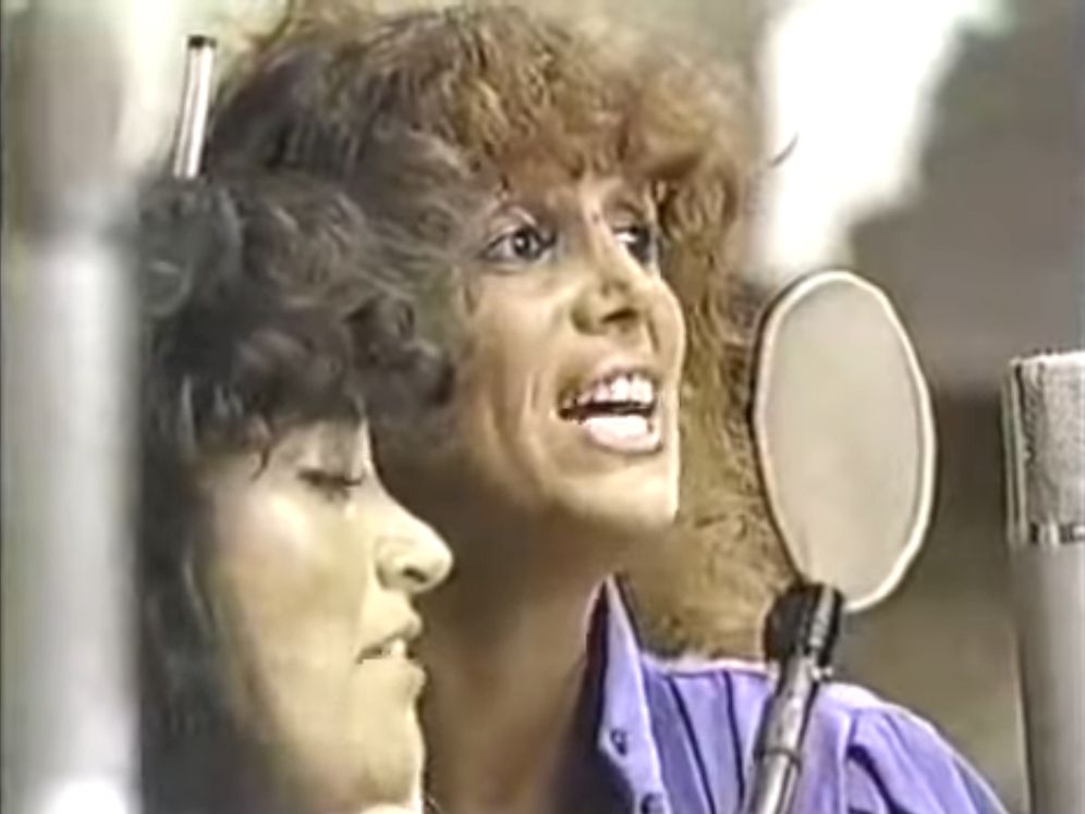 Valeria Lynch y Amanda Miguel en medio de la grabación de Cantaré, cantarás