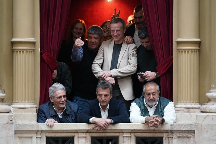 Otro gesto de Pablo Moyano, desde el palco del Congreso que compartió con Sergio Massa y la cúpula de la CGT. Foto Juano Tesone