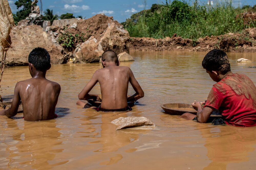 Niños trabajando en las minas de Venezuela (Yris PAUL / AFP)