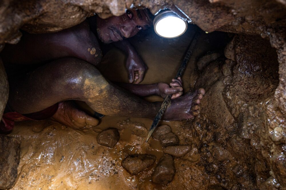 Por su tamaño, los chicos se encargan de meterse en hoyos para picar ‘material’, como llaman al metal precioso (Magda Gibelli / AFP)