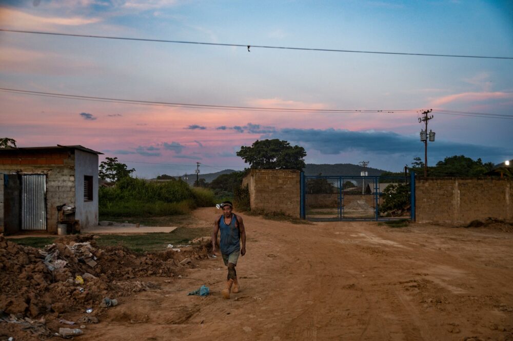 Menores no van a la escuela para trabajar en las minas (Magda Gibelli / AFP)