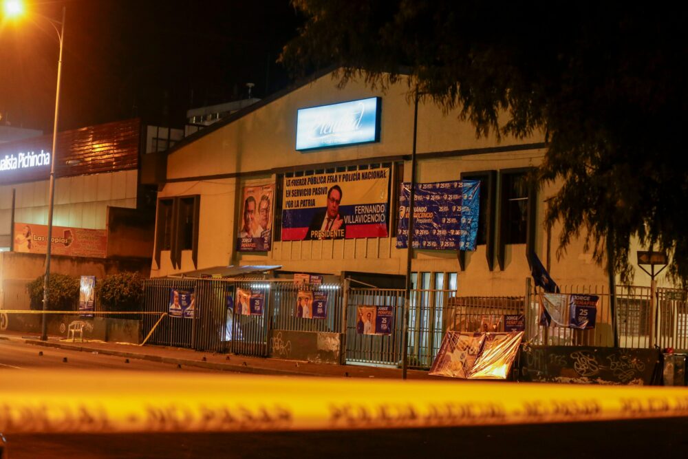 Cordón policial alrededor de la escena a las afueras del colegio en donde el candidato presidencial Fernando Villavicencio fue asesinado a tiros a la salida de un mítin electoral en un colegio en Quito, Ecuador, el miércoles 9 de agosto de 2023. (AP Foto/Juan Diego Montenegro)