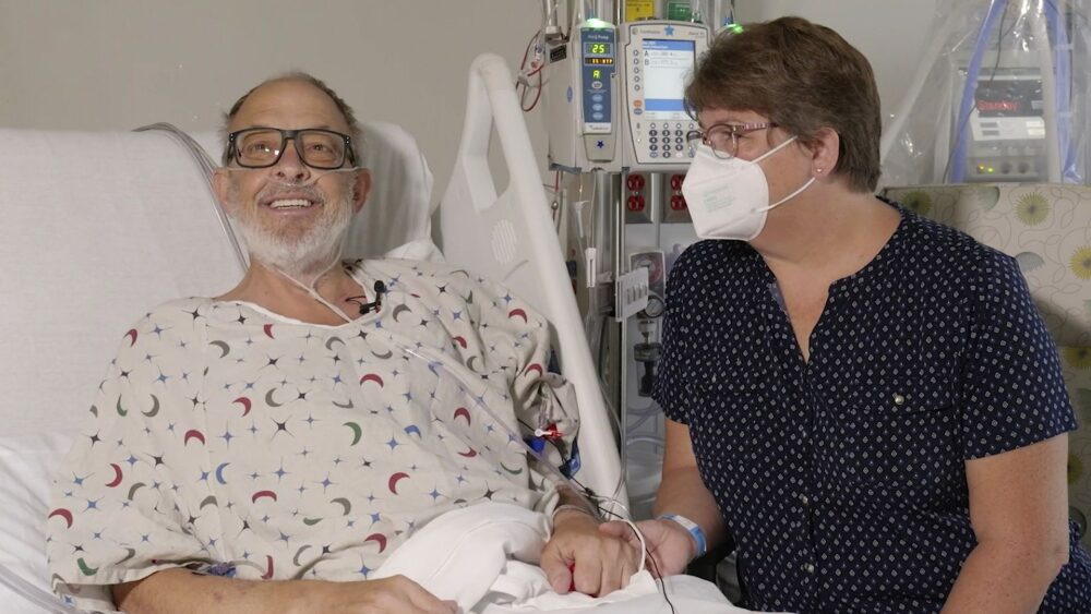 Lawrence Faucette junto a su esposa, Ann, en el hospital de la escuela en Baltimore, Maryland (AP)