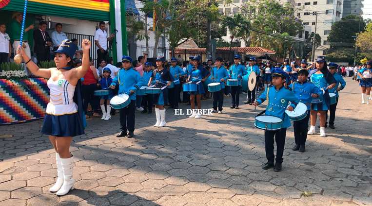 Desfile escolar en la calle La Paz/Foto: Juan Carlos Fortún