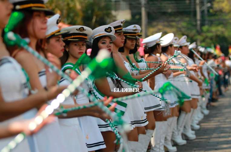 Desfile escolar en la calle La Paz/Foto: Ricardo Montero