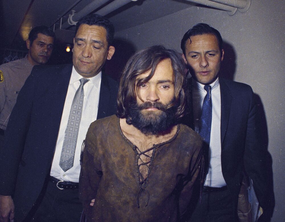 En ls tribunales, Manson le echó la culpa a los compositores de Helter Skelter pos sus crímenes (AP Foto/Archivo)