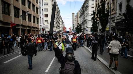 VIDEOS: Manifestantes en Francia atacan a agentes en protesta por la brutalidad policial