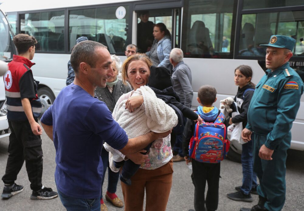 Refugiados de la región de Nagorno-Karabaj llegan a un centro de alojamiento temporal en la ciudad armenia de Goris (REUTERS/Irakli Gedenidze)