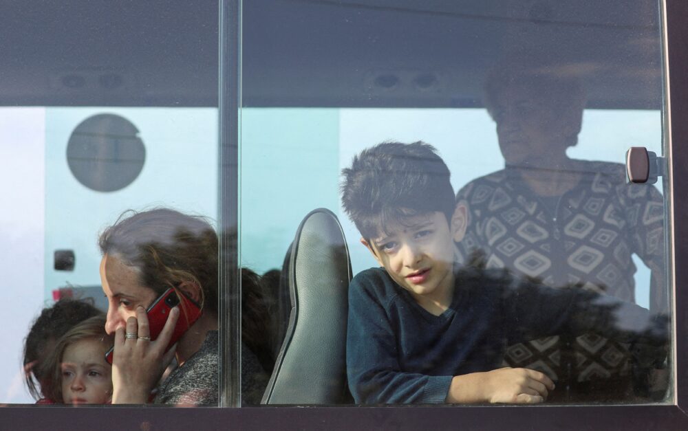 Refugiados de la región de Nagorno-Karabaj en un autobús a su llegada a un puesto de control en el pueblo de Kornidzor, Armenia (REUTERS/Irakli Gedenidze)