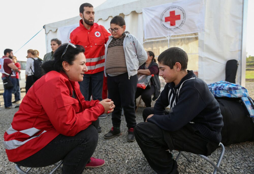 Trabajadores de la Cruz Roja asisten a refugiados de Nagorno Karabaj en Kornidzor, Armenia (REUTERS/Irakli Gedenidze)