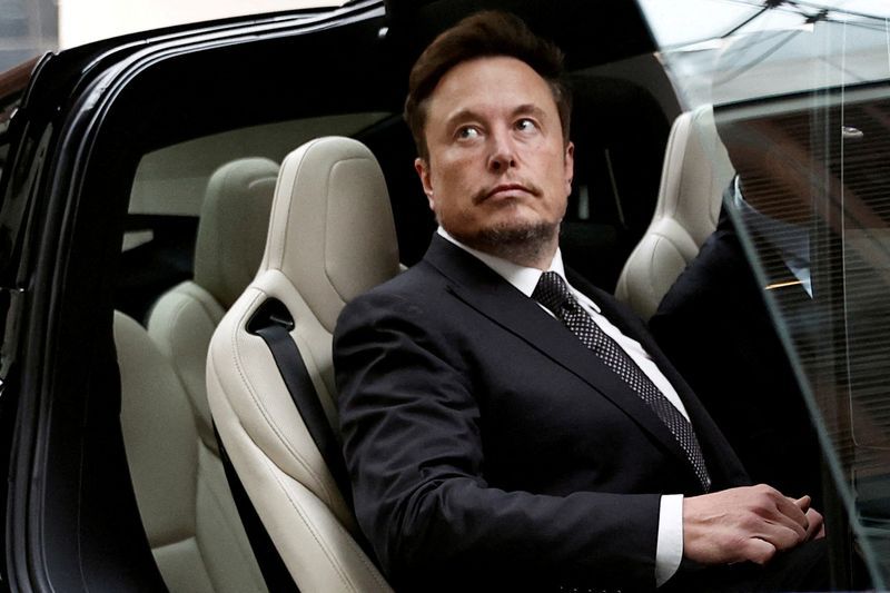 FOTO DE ARCHIVO: El director ejecutivo de Tesla, Elon Musk, sube a un automóvil Tesla al salir de un hotel en Beijing, China, el 31 de mayo de 2023. REUTERS/Tingshu Wang/File Photo