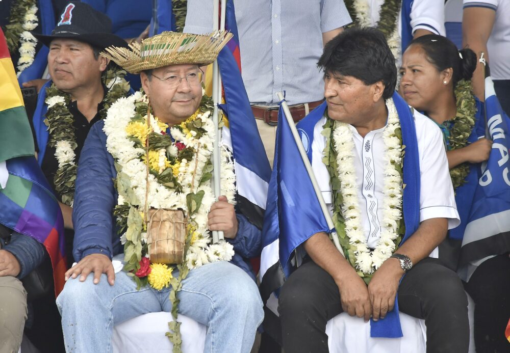 El presidente de Bolivia, Luis Arce (i) y el ex presidente boliviano y líder del Movimiento al Socialismo (MAS), Evo Morales. EFE/Jorge Ábrego