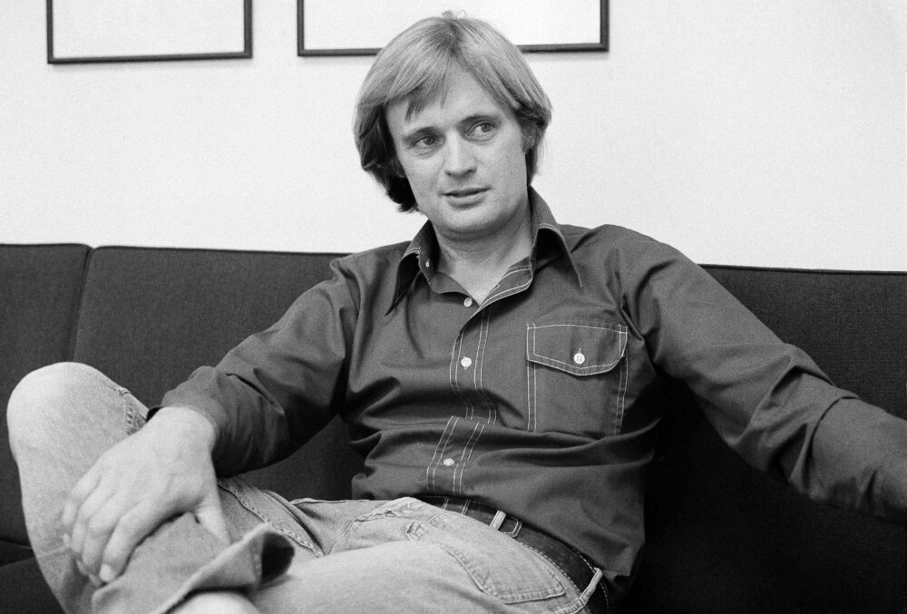 David McCallum durante una entrevista con Jay Sharbutt en los estudios de NBC en Nueva York, el 28 de agosto de 1975 (Foto AP/Richard Drew, archivo)