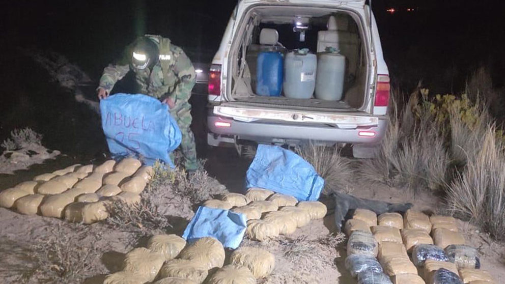 Momento en el que vacían el vehículo secuestrado en Oruro./ TOMADA DE ERBOL