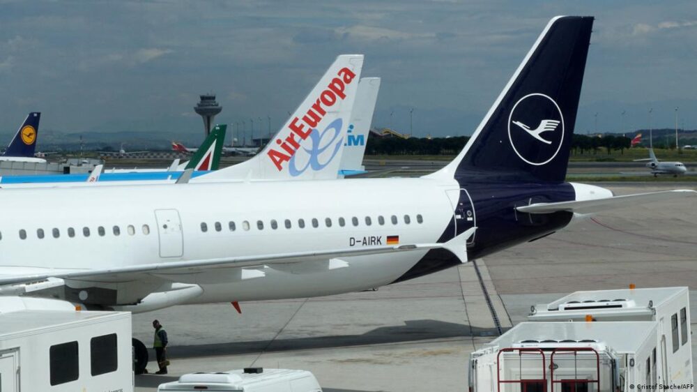 Imagen simbólica de dos aviones en una pista de aterrizaje y despegue.