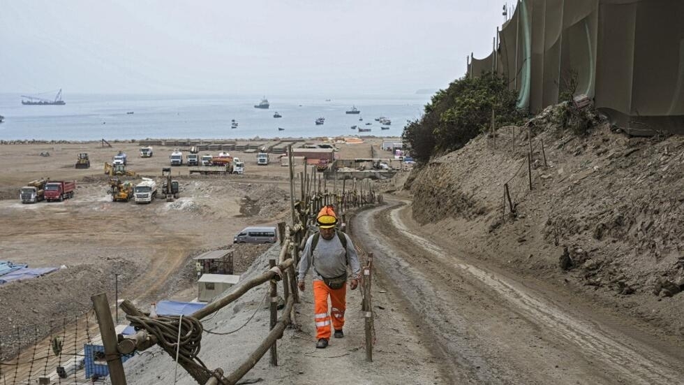 A marcha forzada. La companía china Cosco Shipping construye en Chancay, al norte de Lima, el puerto más grande del Pacífico sudamericano. Quieren inaugurar los primeros cuatro muelles a fines de 2024. Foto en agosto 2023.