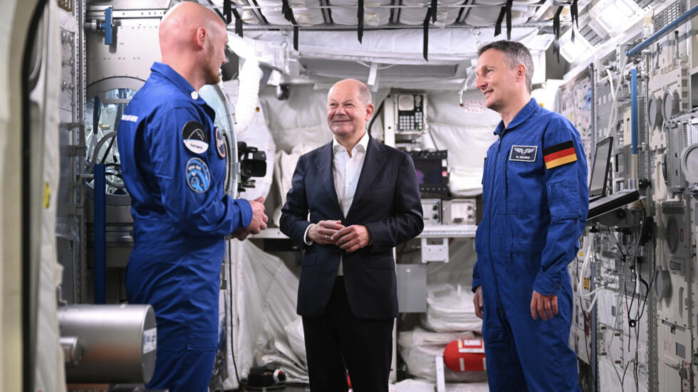 El canciller de Alemania, Olaf Scholz (c), escucha a los astronautas Matthias Maurer (drcha.) y Alexander Gerst dentro de un módulo Columbus en el Centro de Astronautas de la Agencia Espacial Europeo (ESA) en Colonia el 1 de septiembre de 2023