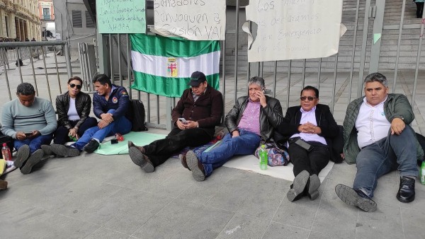 La delegación de Amdecruz realiza una vigilia afuera de la ALP. Foto: Amdecruz.