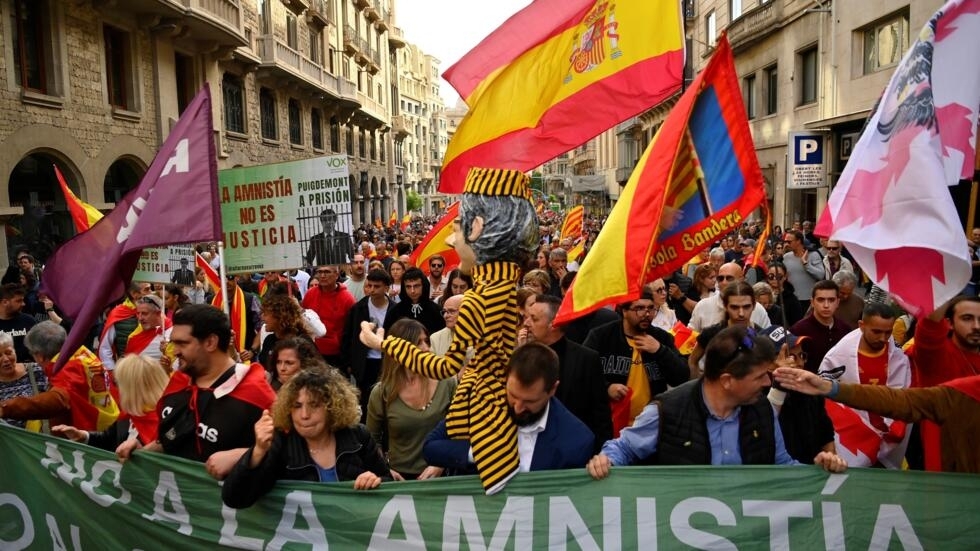 Unos manifestantes marchan contra la ley de amnistía el 12 de noviembre de 2023 en Barcelona