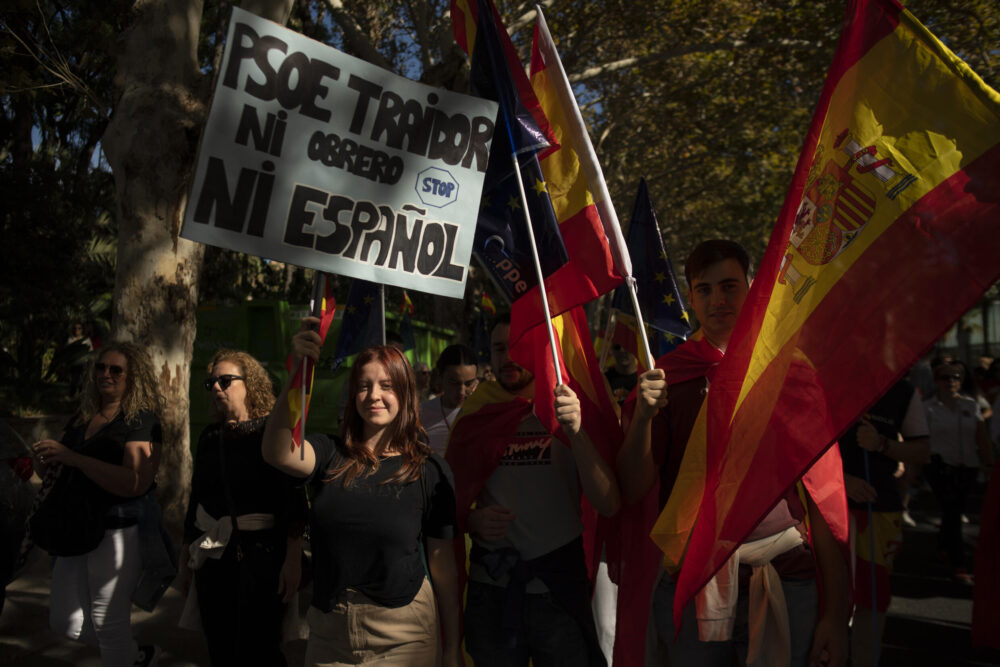 Una manifestante tilda de "traidor" al Partido Socialista por la ley de amnistía, el 12 de noviembre de 2023 en la ciudad española de Málaga