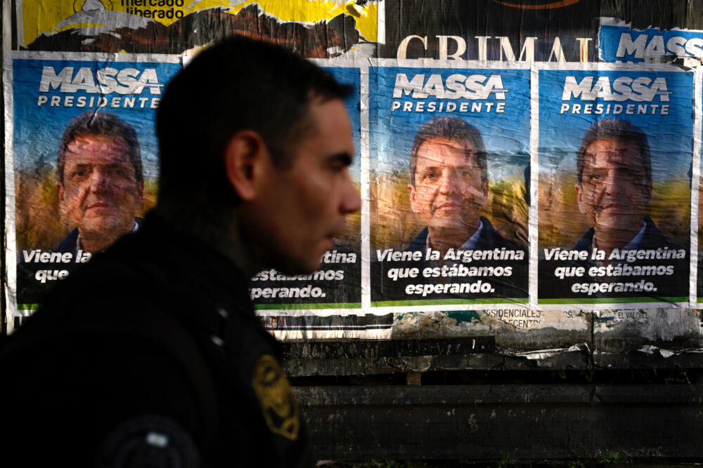 Los afiches políticos del ministro de Economía de Argentina y candidato presidencial del partido Unión por la Patria, Sergio Massa, cubren los muros en Ezeiza, provincia de Buenos Aires, el 15 de noviembre de 2023