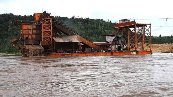 Dragas en el norte paceño, las usan para explotar oro. Foto: Cedla