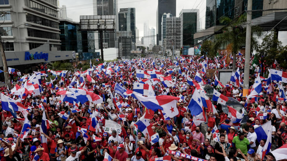 Una multitud con banderas nacionales celebra la decisión de la Corte Suprema de Panamá de declarar "inconstitucional" el contrato de concesión a la minera First Quantum, el 28 de noviembre de 2023 en Ciudad de Panamá