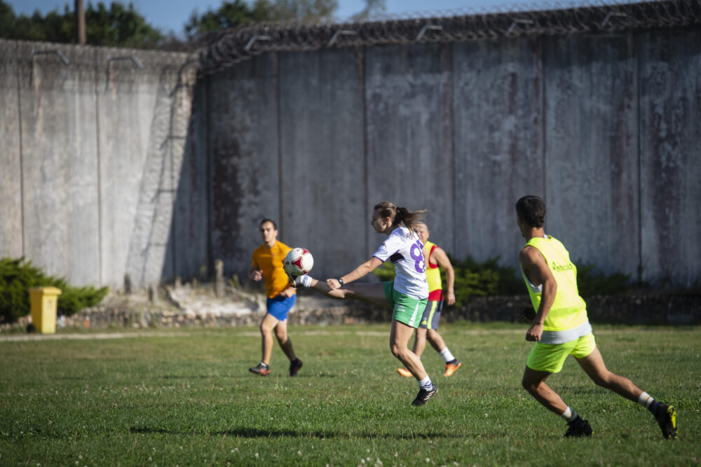 Ambra toca el balón mientras juega al fútbol con otros reclusos de la prisión de Teixeiro, cerca de la ciudad gallega de La Coruña, el 5 de octubre de 2023 al noroeste de España
