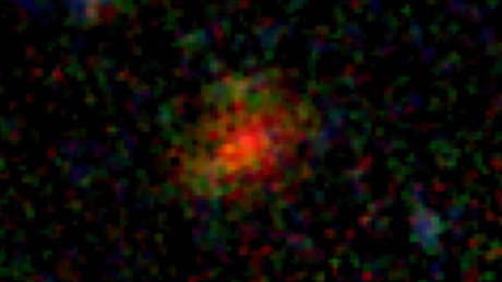 Una furtiva galaxia polvorienta vuelve a aparecer en una nueva imagen del James Webb