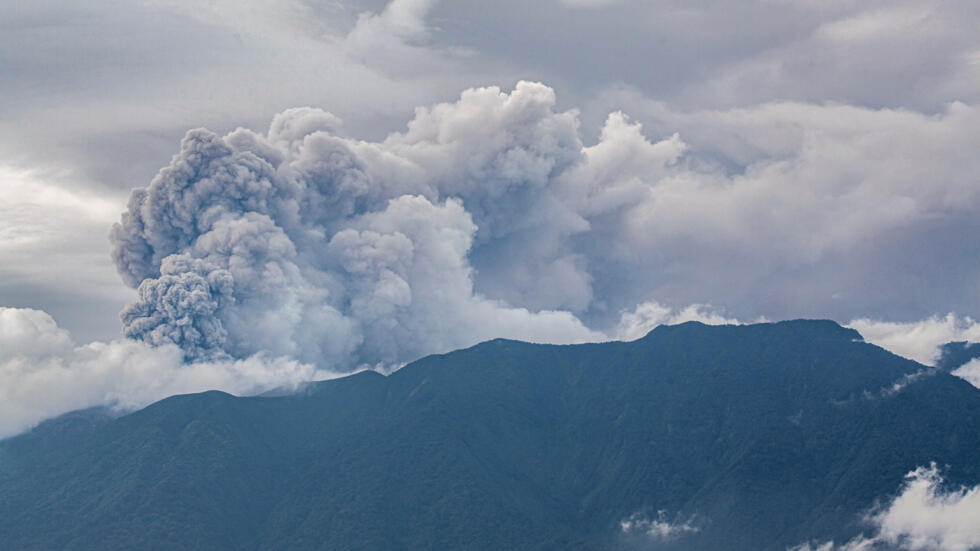 La erupción del volcán Marapi, fotografiada el 3 de diciembre de 2023 desde Tanah Datar, en Indonesia