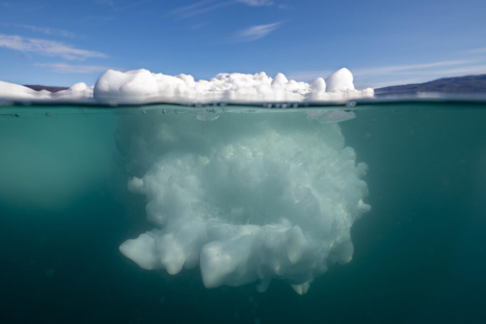 Un iceberg derritiéndose por culpa de las inusuales altas temperaturas en el fiordo Scoresby, en Groenlandia, el 16 de agosto de 2023