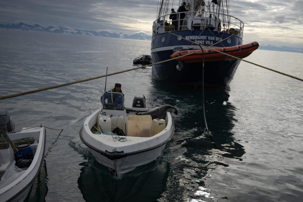 El cazador de focas Hjelmer Hammeken llega a la bahía de Ittoqqortoormiit, en Groenlandia, el 18 de agosto de 2023