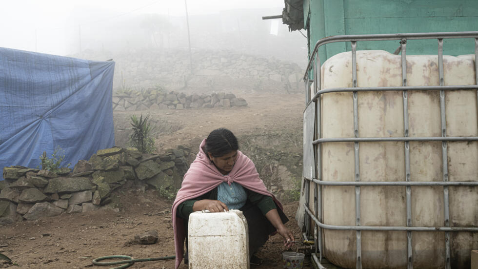 La madre de Sofía Llocclla Pellaca, Cristina Pellaca Llocclla, saca agua de un tanque en el distrito Villa María del Triunfo en las afueras de Lima el 7 de octubre de 2023
