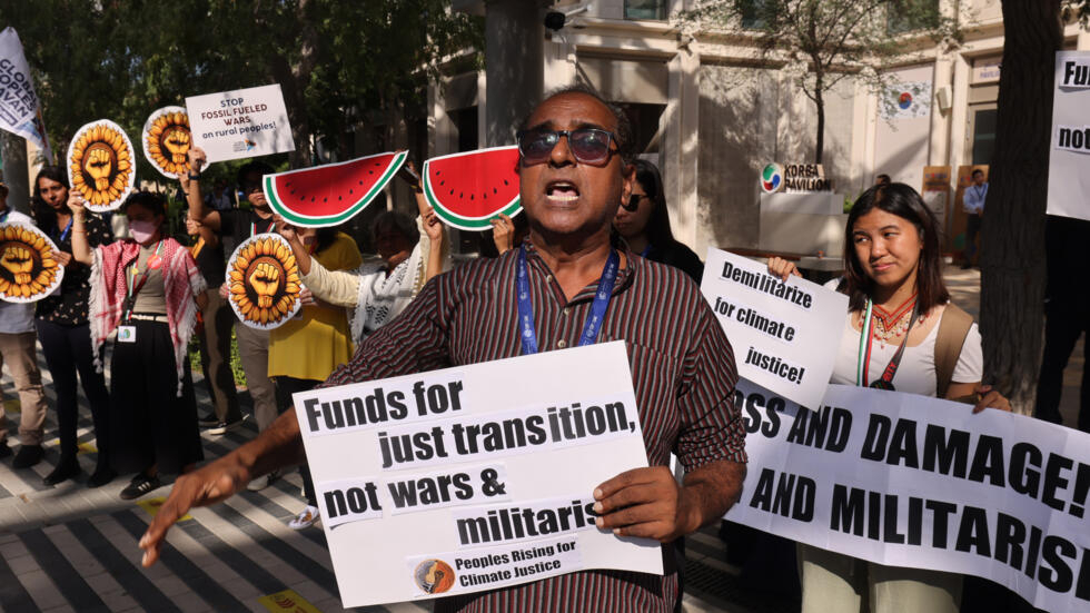Unos activistas protestan contra las energías fósiles el 4 de diciembre de 2023 en Dubái, durante la cumbre climática COP28 de Naciones Unidas