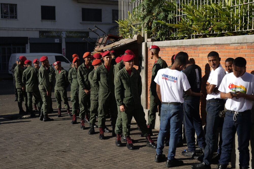 Soldados se preparan para votar en el referéndum consultivo sobre la anexión de la provincia de Essequibo a Venezuela. 3 de diciembre de 2023.