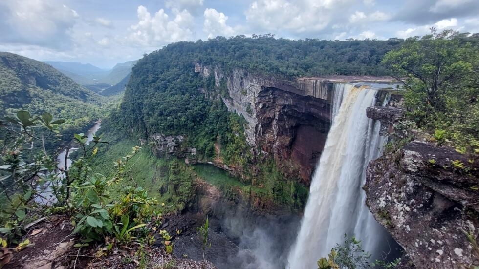 Vista de Kaieteur, una cascada ubicada en la región Potaro-Siparuni de Guyana, el 12 de abril de 2023. Las cataratas son parte del Esequibo, un área que disputan Guyana y Venezuela rica en petróleo de 160.000 kilómetros cuadrados.