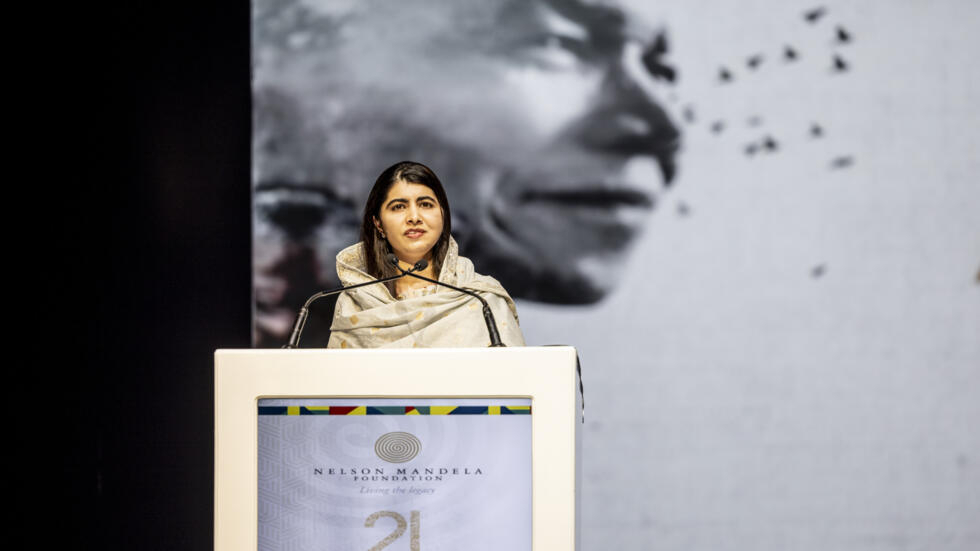 Malala Yousafzai habla durante la conferencia organizada en Johannesburgo por la Fundación Mandela, el 5 de diciembre de 2023 en la ciudad sudafricana