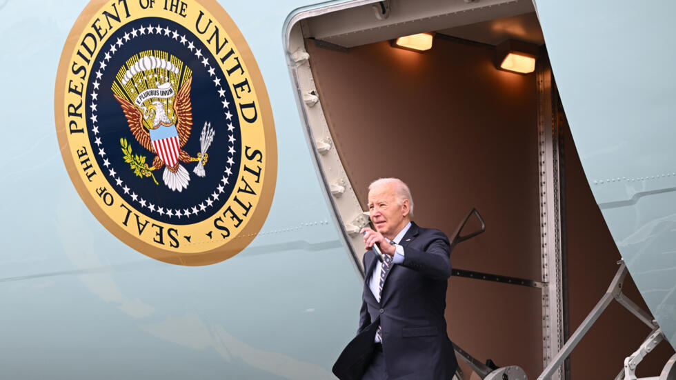 El presidente Joe Biden desembarca del Air Force One, su avión oficial, el 5 de diciembre de 2023 en el aeropuerto internacional de Boston, al noreste de EEUU