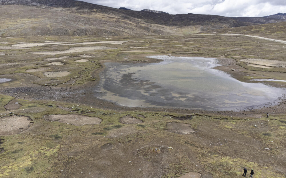 Vista aérea de un lago secándose debido a la falta de lluvia en Junín, en las montañas del centro de Perú, el 15 de noviembre de 2023