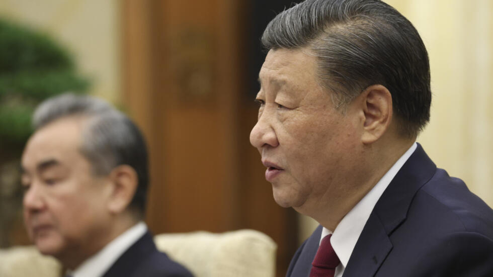 El presidente Xi Jinping habla junto a su ministro de Exteriores chino, Wang Yi, durante la cumbre entre China y la UE, el 7 de diciembre de 2023 en Pekín